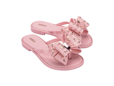 Melissa Slim III Light Pink Flat Flip Flops for Women – Elegant and comfortable flip flops featuring an oversized bow for a stylish touch. Perfect for casual and chic looks.