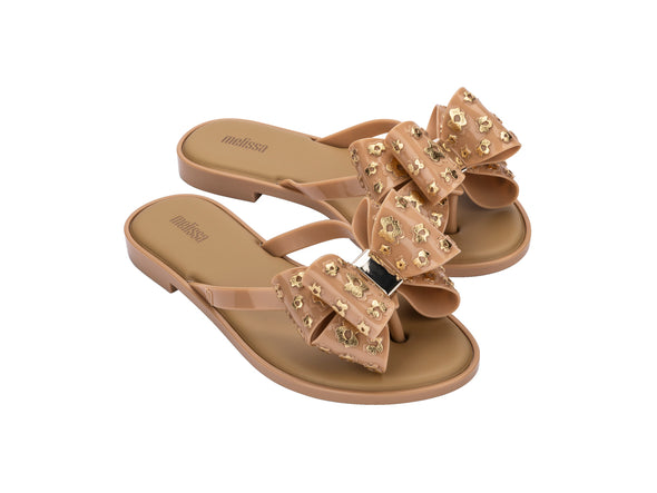 Melissa Slim III Beige Flat Flip Flops for Women – Stylish and comfortable flip flops featuring an oversized bow, perfect for casual outings, vacations, or everyday wear.